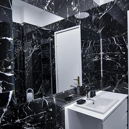 Zeusplace Black And White Retreat Daire *