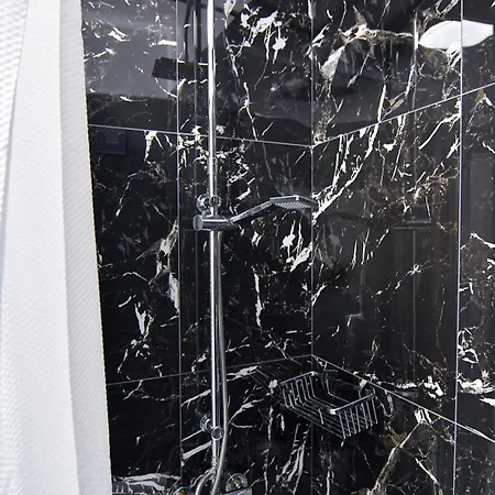 Zeusplace Black And White Retreat Daire *