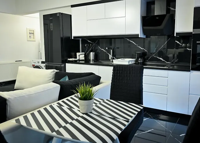 Zeusplace Black And White Retreat 卡泰里尼
