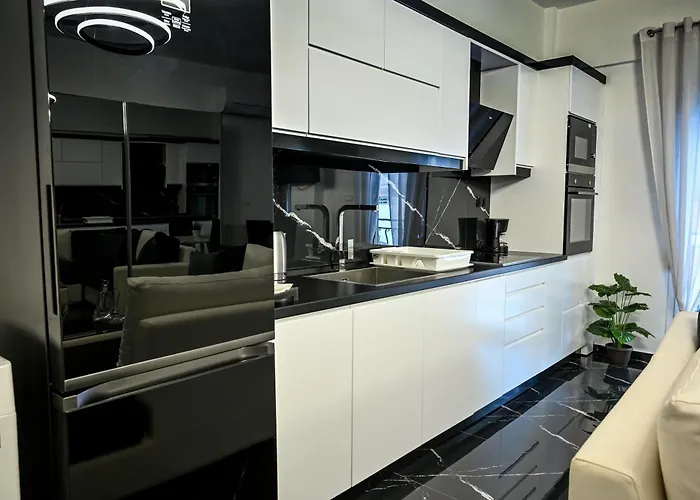 Zeusplace Black And White Retreat 卡泰里尼