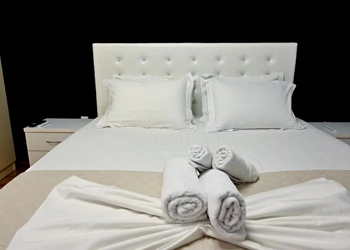 Zeusplace Black And White Retreat * 卡泰里尼