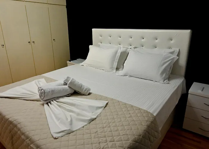 Zeusplace Black And White Retreat 卡泰里尼