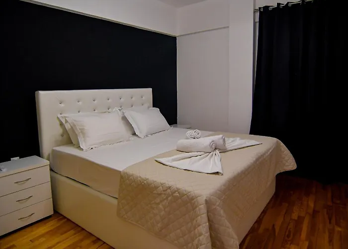 Zeusplace Black And White Retreat 卡泰里尼