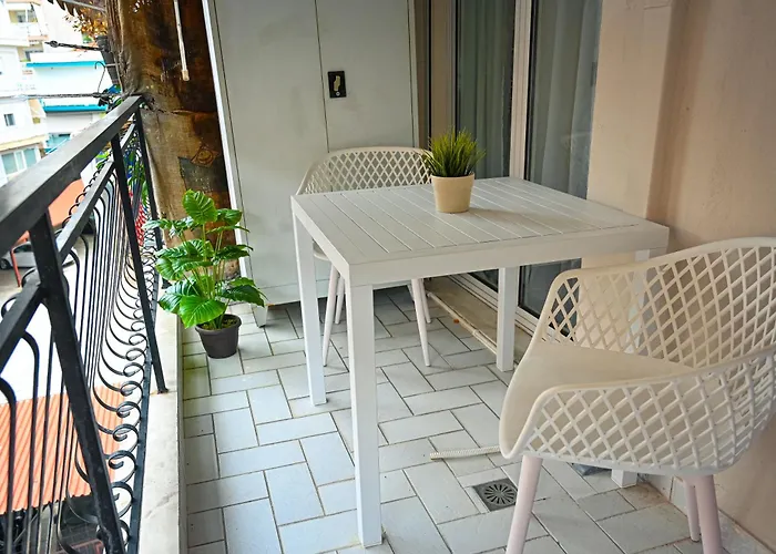 Zeusplace Black And White Retreat 卡泰里尼
